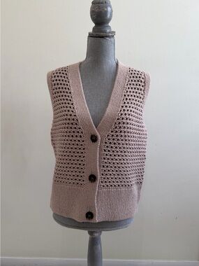 KELLY KLARK Sleeveless V-Neck Crochet Knit Vest in Blush Pink